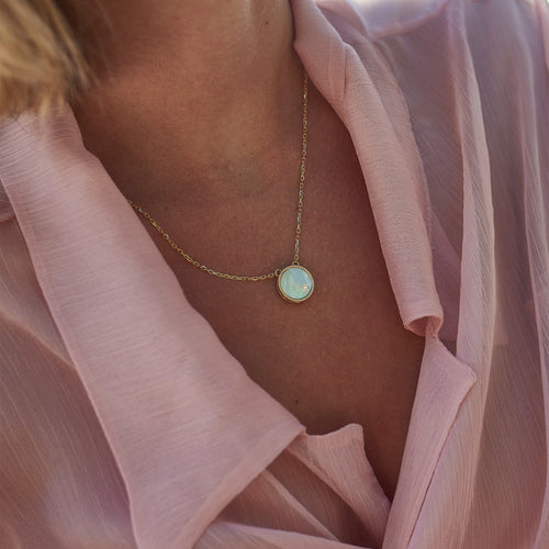 Złoty naszyjnik z masą perłową i diamentem