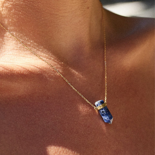 Złoty naszyjnik z sodalitem