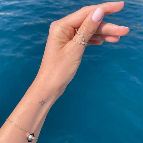 Złoty pierścionek z konstelacją Bliźnięta i diamentami