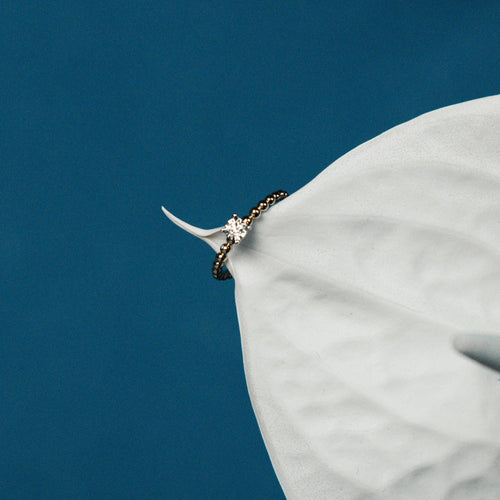 Pierścionek Beaded Solitaire z diamentem w żółtym i białym złocie