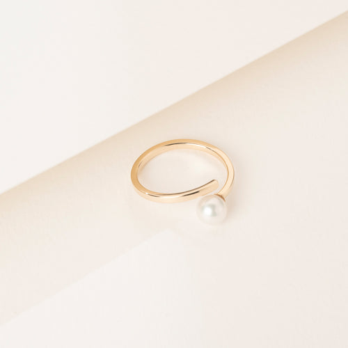 Złoty pierścionek z perłą New Moon