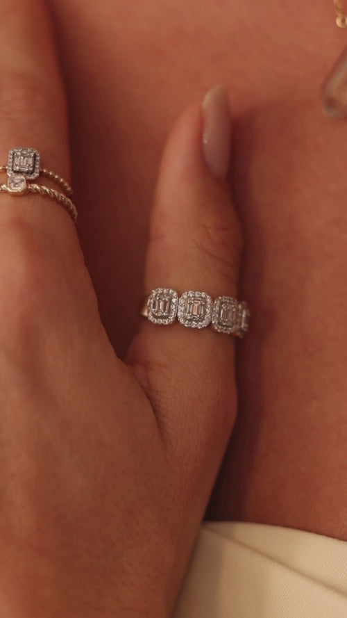 Nue Éclat Ring – Pierścionek z centralnym diamentem oprawionym w mniejsze diamenty na złotej obrączce